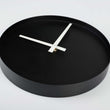 Laden Sie das Bild in den Galerie-Viewer, Moderne Wanduhr // Metall // Schwarz // Designer Wanduhr